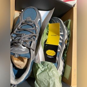 Eddie Bauer Lukla Pro hiking shoe, size 7.5 in peacock color (blue and gray).